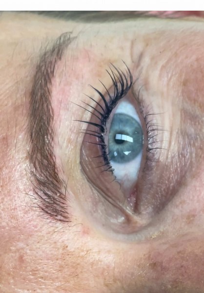 Korean Lash lift AND microblading result ✨ 🫶 Korean Lash Lift is a gentle, keratin-based treatment that lifts, curls, and nourishes your natural lashes — leaving them longer, fuller, and healthier-looking without extensions. 🫶 Microblading is a semi-permanent brow treatment that uses tiny, precise strokes to mimic natural hairs — giving you fuller, beautifully shaped brows for up to 2 years. 👉 The healing process: \t•\tDays 1–3: Brows appear darker more defined (this is normal!). \t•\tDays 4–