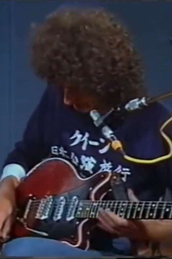 Brian may - Star licks 1983 (Tutorial) - Brian may demonstrates how to play bohemian rhapsody - #’s #brianmay #queen #starlicks #guitarsolo #redspecial