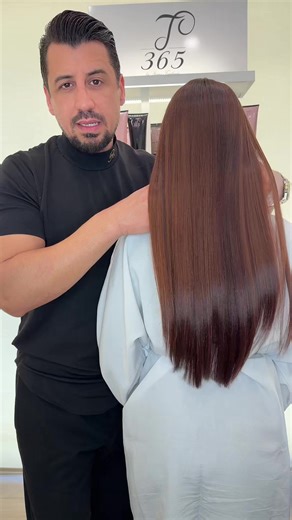 TS-365 Express Vegan Botox ⚡ 3 ΛΕΠΤΑ ΑΡΚΟΥΝ! ⚡ Το Πιο Γρήγορο Vegan Botox στον Κόσμο Η επανάσταση στη φροντίδα μαλλιών είναι εδώ. Με 100% Vegan Κερατίνη Νέας Γενιάς και προηγμένη τεχνολογία αναδόμησης. Η ομορφιά δεν χρειάζεται χρόνο — χρειάζεται τεχνολογία. ⸻ Άμεσα αποτελέσμα από την 1η εφαρμογή: ✔ Αποκαθιστά τη φθορά στο εσωτερικό της τρίχας ✔ Ενισχύει τον φλοιό και τη δομή της τρίχας ✔ Επαναφέρει δύναμη & ελαστικότητα ✔ Σφραγίζει τα λέπια ✔ Προσφέρει βαθιά υγρασία ✔ Μειώνει ξηρότητα & θαμπάδα 