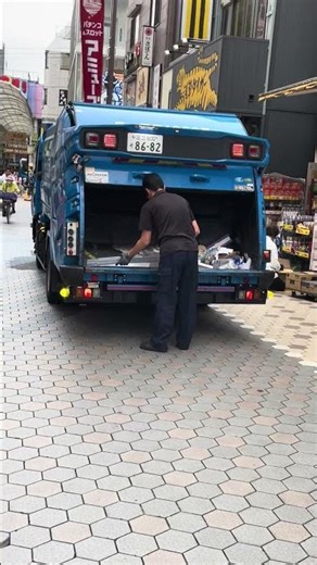 🇯🇵TOKYO GARBAGE TRUCK SIZE SHOCKED ME vs NEW YORK 😳 CLEANEST CITY EVER? #viralshorts