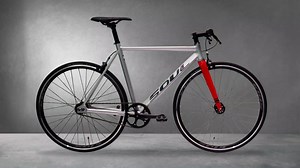 A Soul Expresso é uma bike fixa projetada para ágil e versátil para você curtir seus trajetos e passeios urbanos. A roda traseira é reversível para que você possa usar como fixa ou somente como single speed (com catraca única). Seus componentes são presos com parafusos em vez de blocagens tradicionais para que sua Expresso possa ser usada no dia-a-dia urbano, evitando furtos de peças. Vá e volte do trabalho, se exercite ou pedale para se divertir! 😉 Disponível em 3 diferentes cores para que voc