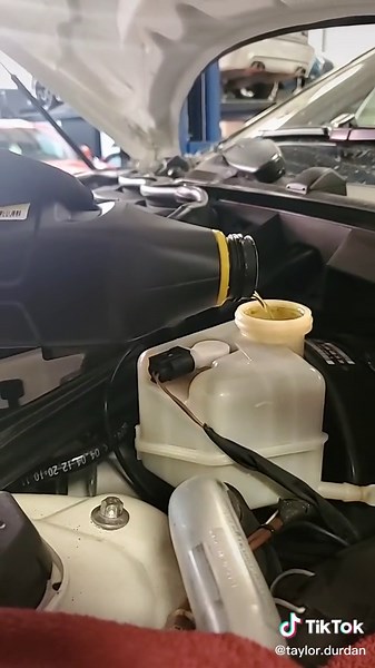 How to Properly Pour Brake Fluid: Easy Tips for Mechanics