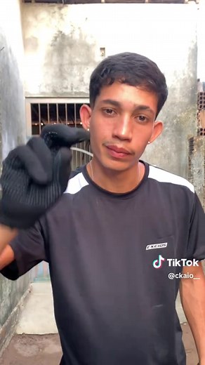 Creative Ways to Paint a T-Shirt with Colored Grains