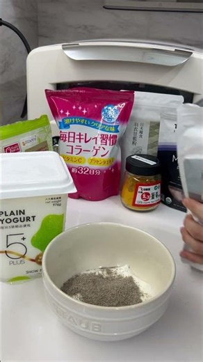 超纖奇亞籽粉是近年風靡健康飲食圈的超強超級食物，相較於一般的「顆粒狀奇亞籽」，經過磨碎的「奇亞籽粉」，裡面的膳食纖維、Omega-3 與各類微量元素人體吸收率更高、更容易消化，而且吃起來不會有籽卡牙縫