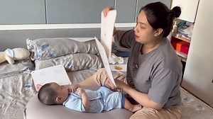 Một buổi học thẻ Glenn Doman đầy đủ 3 chương trình: Đọc, Toán, Thế giới xung quanh diễn ra như thế nào? 🌿 Ba mẹ chỉ cần dành ra 5 phút mỗi ngày, 1-2 phút mỗi lần dạy là con đã được kích hoạt não phải và phát triển cả 2 bán cầu não nhân đôi trí thông minh cho con. Nhưng não phải chỉ phát triển rất tốt trong giai đoạn đầu từ 0-6 tuổi, đặc biệt là từ 0-3 tuổi nếu bố mẹ không kích thích làm cho nó phát triển tốt thì như thế nó sẽ tự thui chột dần đi. ➤➤ Con có thể dành cả đời phát triển não