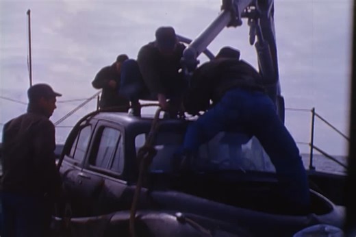 为了找到沉没的SSN-593长尾鲨号核潜艇，美国海军将汽车扔下海 模拟潜艇的下沉路径，1963年4月