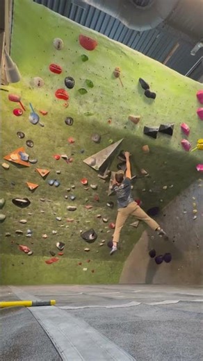 v5-7 cave problem #bouldering #climbing #boulderinggym