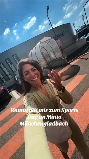 Stell dir vor, jeder Kilometer, den du läufst, verändert das Leben eines Kindes. ❤️ | Anzeige @Minto Genau das ist heute beim Sports Day im Minto Mönchengladbach passiert. 🙌 Was für ein unglaublicher Tag! Das gesamte Center hat sich in eine riesige Erlebniswelt rund um Sport, Gesundheit und Bewegung verwandelt – und überall hat man gesehen, wie viel Spaß Bewegung eigentlich machen kann. 🏃‍♂️💙 An den verschiedenen Stationen konnten Kilometer auf Laufbändern, Crosstrainern und Rudergeräten gesa