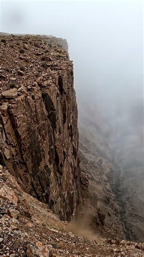 Witnessing a Massive Mountain Rockslide in Real Time 🏔️