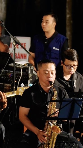 Ôi Giêsu trên thập tự áo hồng.Giang đôi tay nhưng mắt vẫn mòn trông.Mong con yêu dù lỗi con có nhiều