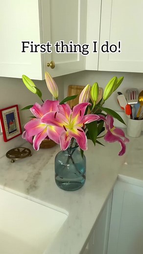 At home Floral Design tricks! 🌸 Tips for getting the best out of your flowers! Extending vase life, design tricks and more! #floraldesign #floralarrangement #flowers