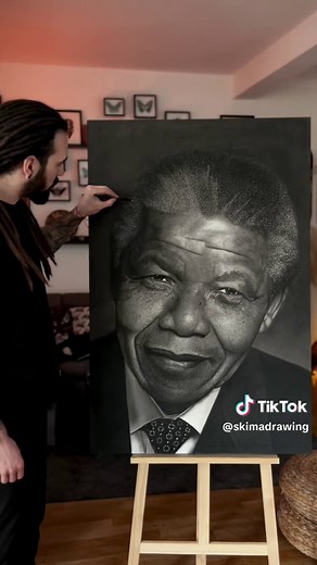 Portrait réaliste d'un homme célèbre aux crayons sur papier | Skima Artiste