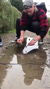 Learn how to make colorful pom-poms and craft them into a unique decorative wreath. Click to learn more. | Domestika