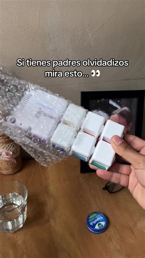 Me siento tan aliviado ahora 😌 #padres #recordatoriosdiarios #organizadorsemanal #salud #bienestar este organizador semanal de 7 días con alarma ayuda a todas las personas mayores que olvidan tomar su medicina a la hora que es, sus alarmas programables recuerdan el momento exacto de la toma para evitar que se olviden de tomar sus medicinas ayudando a su bienestar y salud de estas personas olvidadizas