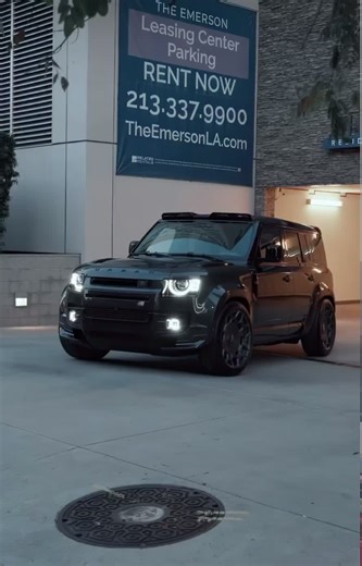 The ultimate holiday upgrade. If this fully-specced 2025 V8 Defender isn't on your list, you're doing it wrong. That V8 rumble is the only carol we need to hear this season! 🔥 📹: @platinum_group #DefenderLife #V8 #Christmascar #DUBmagazine #DUBluxury