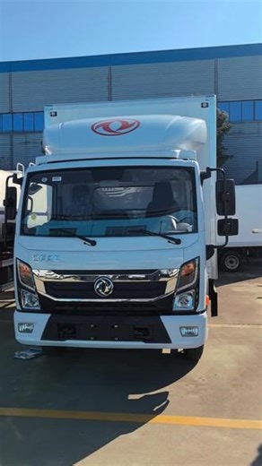 整车型号：EQ5041XLC5CDFAC底盘型号：EQ1041S5CDF轴距：3308货箱尺寸：4090×2100×2100底盘配置：驾驶室1900mm宽车身轿车化内饰，全柴152马力发动机，万里扬六档变速箱，5吨后桥，7.00R16轮胎、高强钢轮辋、120L/16L一体化油箱带尿素罐、140A大容量电瓶，多功能方向盘、原厂空调、中控门锁、电动门窗、遥控钥匙，蓝牙、MP3、带PTO，定速巡