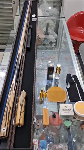 🎱 Elevate Your Game with the Heritage Elite ​Experience the pinnacle of Thai craftsmanship. We are proud to showcase the Maximus Thailand 🇹🇭 Heritage Model, a masterpiece of precision and balance, now available at the ICONS SNOOKER FACTORY display center. ​As an authorized dealer for O’MIN and Maximus Thailand, we bring you the authentic professional experience. ​🔍 Cue Specifications: ​Model: Maximus Heritage (Single Piece) ​Tip/Ferrule: 9.6mm (Professional Precision) ​Weight: 17.9oz (Perfec