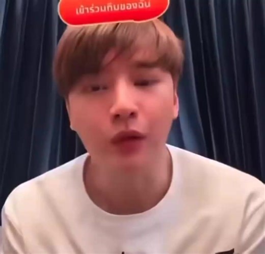 (😭ဒီစကားဝိုင်းက PondPhuwin အကြောင်းမဟုတ်ပေမယ့် ဘယ်သူဂရုစိုက်မလဲ၊ ပုံစံက အရမ်းကိုက်ညီနေတယ်။ 😂) ခရစ်: စုံတွဲတစ်တွဲက တိတ်တဆိတ် ချိန်းတွေ့နေလား ဒါမှမဟုတ် တစ်ယောက်ကိုတစ်ယောက် တကယ်ချစ်လားဆိုတာ နားလည်ဖို့ သူတို့ကို လေ့လာကြည့်ပါ။ လူသိရှင်ကြားပွဲတွေ၊ အစုအဖွဲ့လိုက် တွေ့ဆုံပွဲတွေမှာ သူတို့ အတူတူမနေဘူး၊ နားလည်လား။ သူတို့က တိတ်တဆိတ် ခိုးထွက်ပြီး အတူတူနေရတာကို ကြိုက်တယ်။