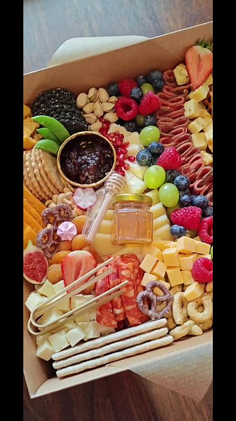 Large Graze boxes, perfect for sharing with friends 🫧🍾💜 Only £40 😱 Delivery available across Preston Leyland Chorley and all surrounding towns and villages. Drop me a DM to reserve your slot. Booking up to 14th December. 🌲 #afternoontea #brunch #food #grazing #boxes #cheese #local #gifts #cakes #craft #prosecco #preston #chorley #leyland #wigan #snacks #delicious #graze #lunch #buffet #catering #smallbusiness #charcuterie #crudités #babyshower #18th #fruit #fresh #bubbles #function