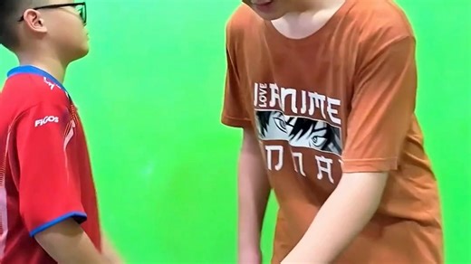 用拍手的风把辣椒盘吹到另一个盘子上挑战 Clap your Hands to Blow the Chili Plate Onto Another Plate