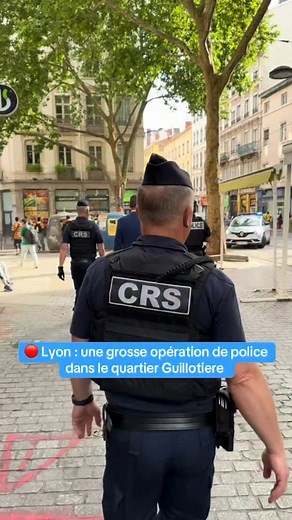 🔴 Lyon: une opération de police massive à la Guillotière ce mardi 27 mai 2025. 🚔 Une nouvelle descente dans le secteur, alors que les autorités indiquent que plus de 100 personnes ont été interpellées depuis mi-mars dans ce quartier compliqué. ➕ Une centaine d’étrangers en situation irrégulière ont aussi été interceptés. #police #lyon #esi #gav #fyp #immersive #reportage #pov #video #onlylyon | Actu Lyon