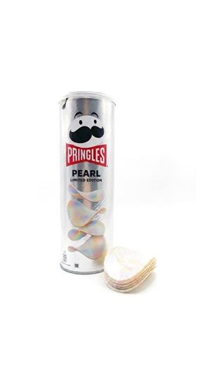 ⚪️Pearl Pringles⚪️⁣ I mean how can you say no to such a beautiful crisp! I can’t stop staring at the pearl coating! Shame it’s just a Snackfish though! 😅⁣ ⁣ Would you try?⁣ ⁣ Snackfish :⁣ [sn-a-ck-fish] noun ⁣ A snack that lies about its legitimacy as an official product online for internet clout and attention. Most commonly fabricated in Adobe Photoshop or using the unofficial Snackfish AI ⁣ ⁣ To clarify for those who will inevitably not actually read this caption, ⁣ ⚠️ THESE DO NOT EXIST! To 