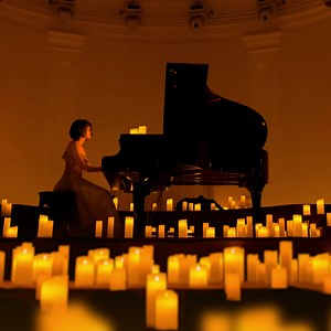 Immergetevi nell'universo sonoro di Ludovico Einaudi a Napoli a, tra il calore delle candele. Un concerto tributo che cattura l'essenza delle sue melodie incantevoli. | Candlelight Concerts by Fever