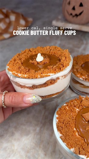 cookie butter fluff cups = best fall treat (even for people on a weight loss journey 👏🏼) #healthydesserts #healthysnacks #fallrecipes #falldesserts #lowcaloriedessert