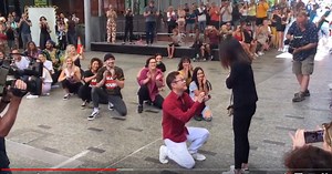Japanese man proposes to girlfriend with huge flash mob in a shopping mall 【Video】