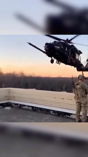 “US Army Rangers and 160th SOAR during a training exercise…” Seen on: @militarycontents - #SOAR #USArmy #MH60 #UH60 #BlackHawk #Pilot #Military #Aviation #FighterPilot #FighterJet #AvGeek #Pilot #Aerospace | Aviation Mafia