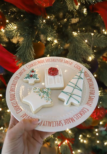 Soaking up every little detail! #fyp #christmaseve #magicmaker #tradition #holidaymagic