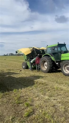 1K views · 37 reactions | Talk about oddly satisfying… replacing the baling twine! It also means we’re putting out a ton of bales!  #ToewsAndBale #Haybales #Bales #BalingTwine #Replacing #Farm #Alberta #Canada #FarmHands #Hard #Working #Satisfying | Toews & Bale | Facebook