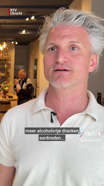 Een mocktail of 0.0 wijntje is de afgelopen jaren steeds populairder geworden, toch was er in Utrecht nog geen slijterij met alleen maar alcoholvrije dranken 🍹 De winkel opende vandaag haar deuren aan de Utrechtse Twijnstraat. Denk jij dat een 0.0 slijterij een succes kan zijn? 👇 #utrecht #alcoholvrij #mocktail #wijzijnutrecht
