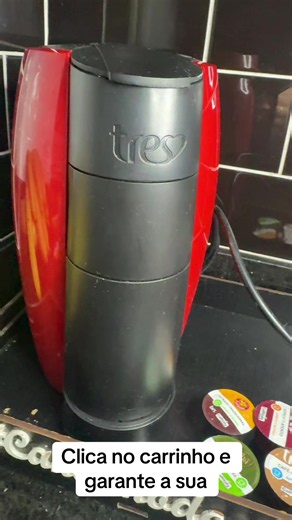 Máquina de café Três Corações Suporta até 1,3 litros de água para menos recargas Bebidas versáteis: Crie várias bebidas com uma única máquina, incluindo café, expresso, cappuccino e café com leite Cor vermelha atraente que adiciona estilo a qualquer cozinha Tamanho compacto com todas as funcionalidades em uma caixa Facilidade de uso: Controle simples com um toque e batedor de leite automático Tamanhos de copos personalizáveis: Escolha entre uma ou duas porções com tamanhos de xícara ajustáveis. 