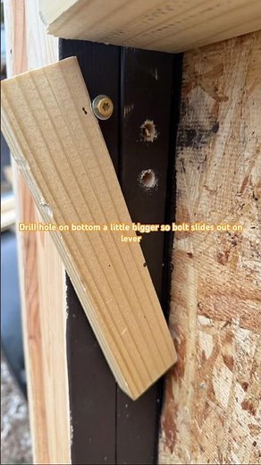 How to make lever to hold deer stand window 🪟 without using string #deerhunting #deerstand