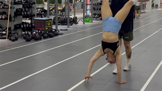 0427 瞎练倒立走以及一个要死的有氧wod(划船加跑步)