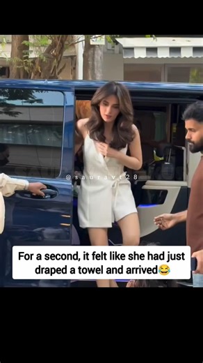 Why wear such uncomfortable clothes if you have to walk like that?😑|| #radhikamohan #trending #viral