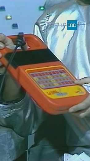 DICTÉE MAGIQUE. «C’est inexact ! Essaie encore une fois». Fin des années 70, début des années 80, un jeu électronique débarque en France et propose aux enfants d’apprendre l’orthographe en s’amusant. 1981, présentation de «La dictée magique» sur le plateau de «Temps X». | INA