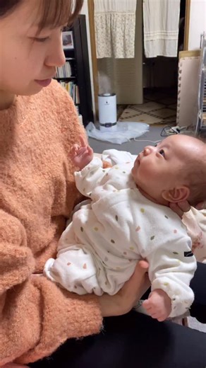 りおん家（ち） on Instagram: "懐かしい生後2ヶ月頃のりおんくん✨まだ目がよく見えてない様子もまた愛おしく感じます🥹💕#赤ちゃんのいる生活 #男の子ベイビー #癒し #baby #りおんくん"