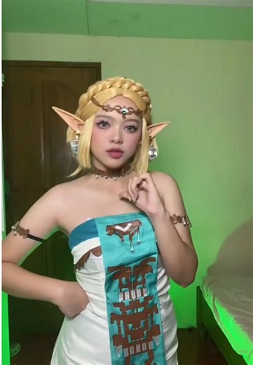 Dancing to Gameboy in Zelda Cosplay
