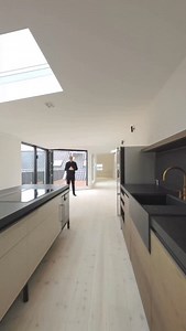 • TIL SALG • 240 m² kompromisløs luksus midt på Sankt Annæ Plads. Her møder italiensk design og dansk håndværk hinanden i form af et skræddersyet Dada-køkken, brede Dinesen-gulve og et VIPP-badeværelse med Vola-armaturer – alt udført med præcision og æstetik som fællesnævner. De store glaspartier og ovenlysvinduer skaber et dramatisk, men harmonisk lysindfald gennem hele hjemmet, og elevatoren fører dig direkte ind i lejligheden, hvor eksklusivitet og komfort er tænkt ind i hver eneste detalje. 