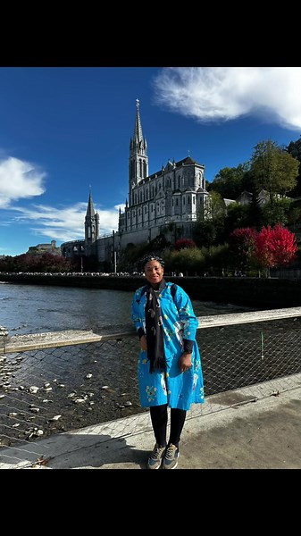 dimanche 7 octobre 2025 – Messe de la Fête du Rosaire à Lourdes, #ArielleTours #FêteDuRosaire #Lourdes2025 #PèlerinageLourdes #VoyageDeFoi