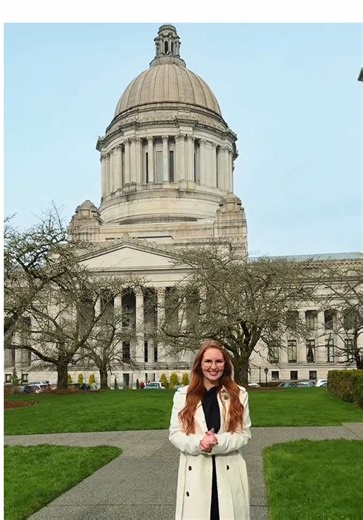 Back for our annual Washington State Capitol Barbie bit 😆 #capitolbarbie #optometrist #washingtonstate #washingtonstatecapitol #ellewoods