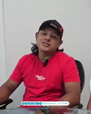 El joven que se hizo viral por realizar maniobras en una motocicleta de Movilidad Cali y afirmar que se la había robado, apareció en un video dando su versión de los hechos. En el clip reconoció que cometió un error y que no debió actuar de esa manera. 🏍️📹⚠️Según explicó, es mecánico y un agente le habría pedido revisar la moto por una falla. Sin embargo, decidió probarla grabándose mientras hacía maniobras, lo que generó polémica. Indicó que esto le ha traído consecuencias legales y personale