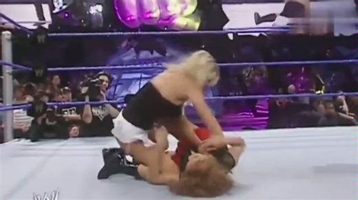 比赛中女子惨遭对手扒裤子，太无耻了