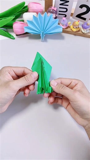 Here's a tutorial for making an origami peacock that can display its tail feathers! Let's see whose peacock is the prettiest! #ParentChildCrafts #OrigamiCrafts #OrigamiPeacock #kidsorigami #craftkro #crafts | CraftKro