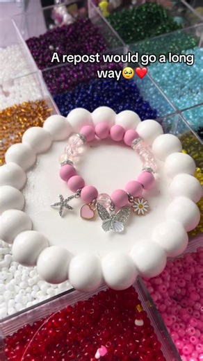 Hi i’m pendo and i handmade this ❤️❤️ She’s beauty, she’s handmade by Pendo💋!! #handmade #bracelet #beads #artistsoftiktok #trendingvideo