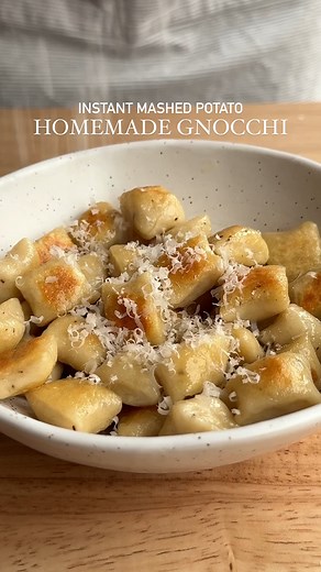 Instant Mashed Potato Gnocchi 🥔🍝 This is the easiest way to make homemade gnocchi and they turn out perfectly every time! Essential Everyday instant mashed potatoes are the perfect choice for this recipe – just 100% russet potatoes. Bookmark the RECIPE below 👇 Ingredients: 1 cup Essential Everyday Instant Mashed Potatoes 1 cup boiling water 1 large egg 1 tsp salt (more to taste) 1/8 tsp black pepper 1 1/2 cups all purpose flour (plus more for rolling) In a heat-safe bowl, stir together mashed