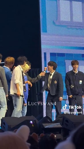 Stray Kids 6th Fanmeeting KISS Highlights