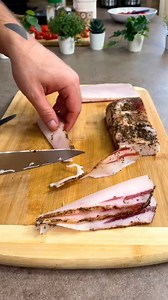 Lardiata con lardo in doppia consistenza Ingredienti per 4 persone 400 g di pasta 500 g di pomodorini 250 g di lardo 2 spicchi d'aglio Sale q.b. 100 g di pecorino romano Peperoncino (facoltativo) Foglie di basilico | Carlo Gaiano